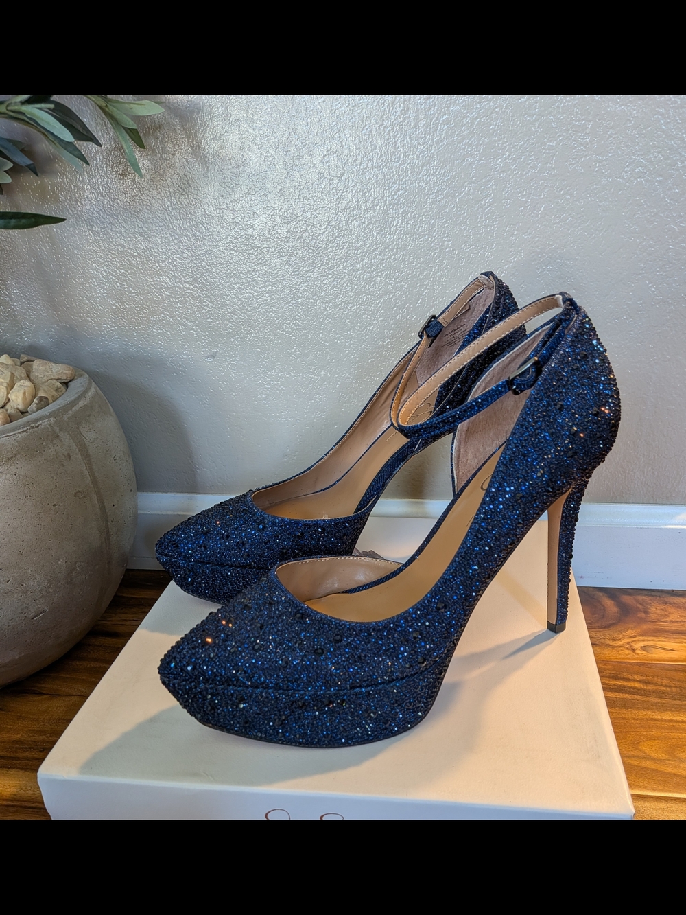 NWT! Jessica Simpson
Women's Embellished Platform Pumps in NAVY Size 11M - Picture 2 of 5